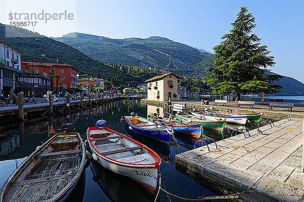 Italien  Trentino  Torbole  Gardasee  Boote im Hafen vertäut