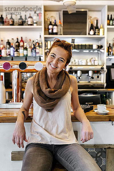 Porträt einer lächelnden Frau in einem Café