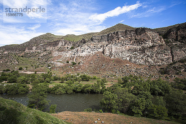 Georgien  Samzkhe-Javakheti  Fluss vor dem Höhlenkloster Vardzia