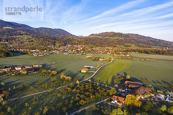 Deutschland  Bayern  Bad Feilnbach  Luftaufnahme einer ländlichen Stadt im Frühling
