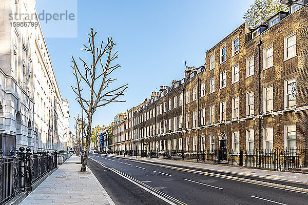 UK  London  Backsteingebäude in leerer Straße während der Ausgangssperre im Stadtteil Bloomsbury