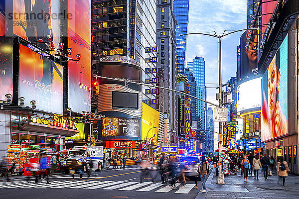 USA  New York  New York City  Fußgänger beim Überqueren der Straße am Times Square