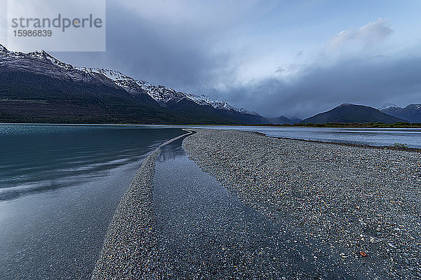 Neuseeland  Otago  Glenorchy  Ufer des Lake Wakatipu mit Humboldt Mountains im Hintergrund
