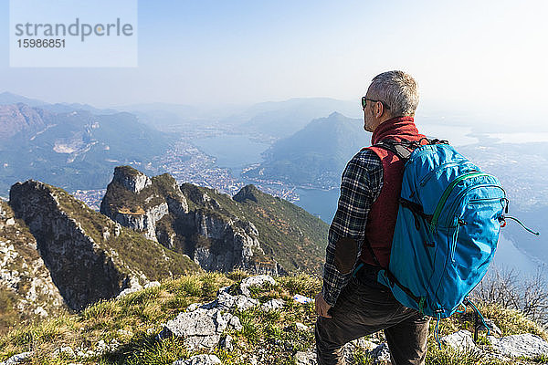 Rückansicht eines Wanderers auf einem Berggipfel  Orobie Alpen  Lecco  Italien