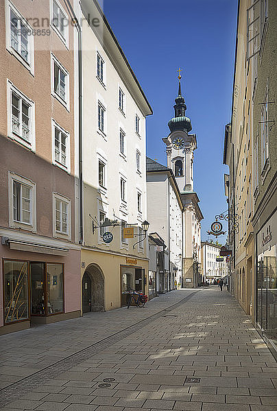 Österreich  Salzburg  Leere Linzergasse mit St. Sebastian Kirche inmitten der Coronavirus-Pandemie