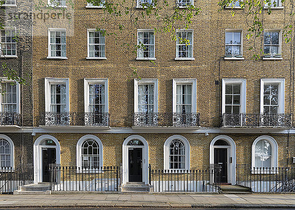 UK  England  London  Leere Straße und Fassade eines Wohnhauses während der Pandemie COVID-19