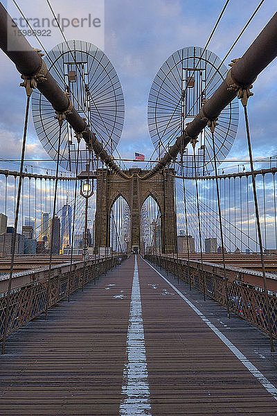 USA  New York  New York City  Abnehmende Perspektive der Brooklyn Bridge