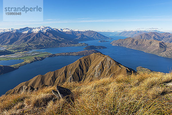 Neuseeland  Otago  Blick auf den Lake Wanaka und die umliegenden Berge