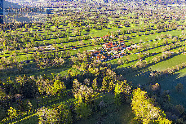 Deutschland  Bayern  Gaissach  Drohnenansicht eines kleinen ländlichen Weilers im Frühling