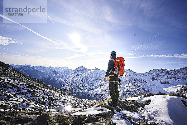 Bergsteigerin mit Rucksack auf Aussichtspunkt  Gletscher Grossvendediger  Tirol  Österreich