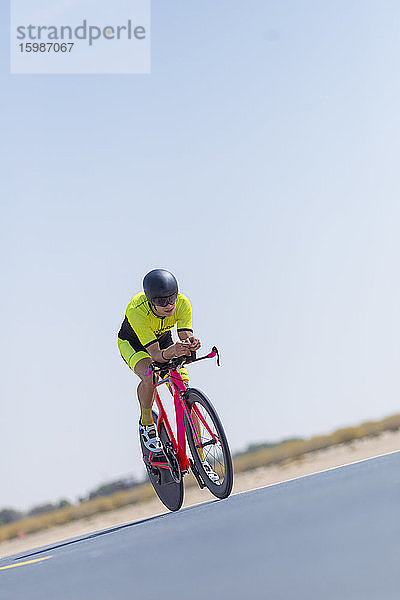 Entschlossener Radfahrer auf der Straße gegen den klaren blauen Himmel  Dubai  Vereinigte Arabische Emirate