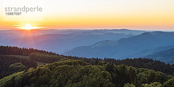 Deutschland  Baden-Württemberg  Sonnenaufgang über der Schwarzwaldkette vom Schauinsland aus gesehen