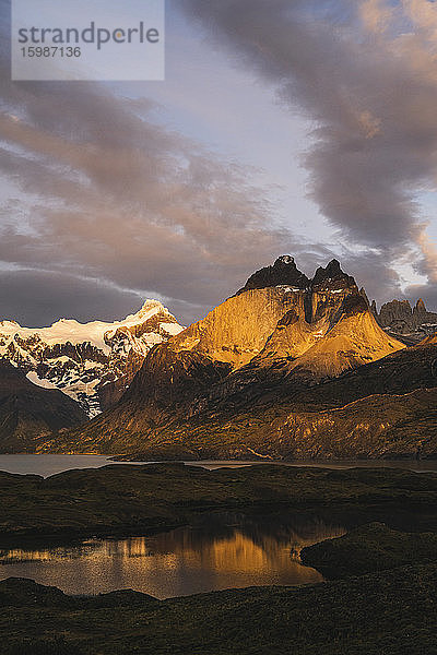 Chile  Seen am Fuße der Cordillera Paine Berggruppe in der Abenddämmerung