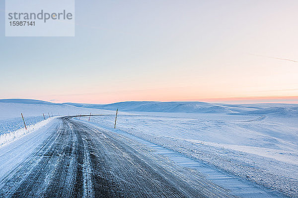 Landstraße im Winter  Berlevag  Norwegen
