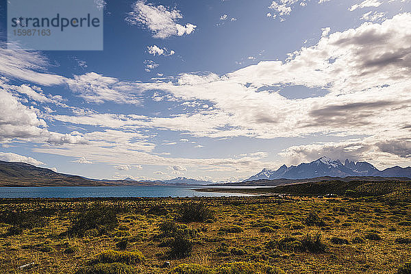 Argentinien  Blick auf die Wolken über dem Seeufer in Patagonien