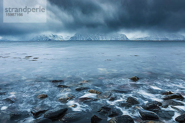 Bewölkte Atmosphäre an der Küste im Winter  Fjord Lyngen  Skibotn  Norwegen
