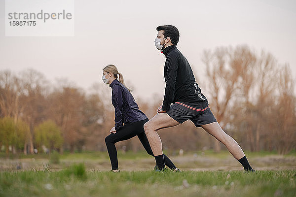 Junges Paar beim Stretching im Park