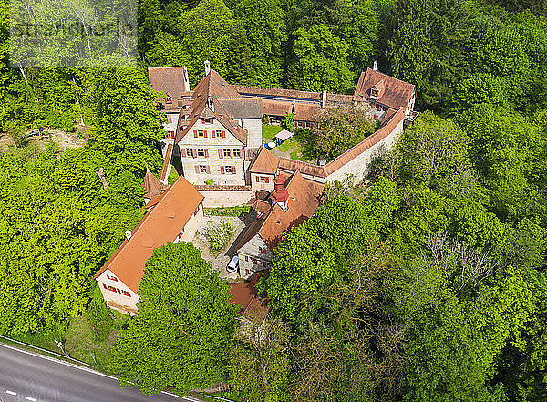 Deutschland  Bayern  Altdorf bei Nürnberg  Drohnenansicht von Schloss Grunsberg im Frühling