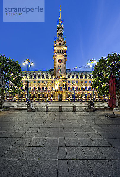 Deutschland  Hamburg  Fassade des Rathauses bei Nacht beleuchtet