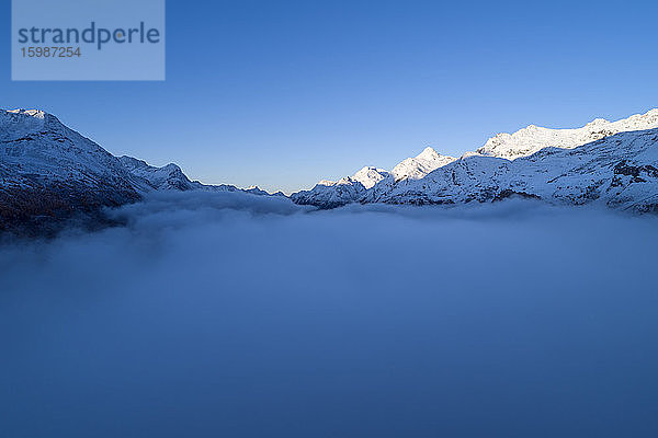Schweiz  Kanton Graubünden  St. Moritz  Drohnenansicht des Silvaplanasees und des in dichten Morgennebel gehüllten Silsersees