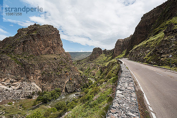 Georgien  Samtskhe-Javakheti  Autobahn mit Blick auf das Höhlenkloster Vardzia