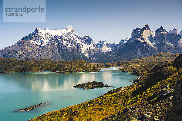 Chile  Blick auf den türkisfarbenen See vor der Berggruppe Cordillera Paine