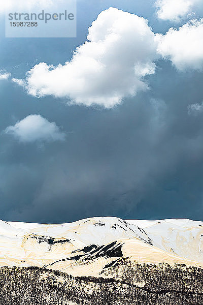 Georgien  Swanetien  Ushguli  Wolken über weißen schneebedeckten Gipfeln des Zentralkaukasus