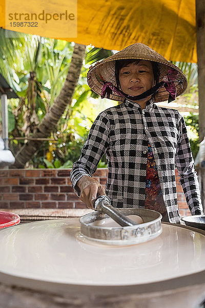 Frau bei der Herstellung von Nudeln zu Hause  Ho Chi Minh  Vietnam