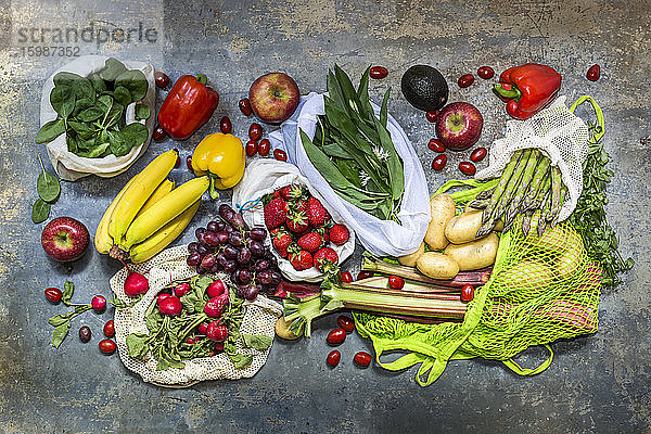 Studioaufnahme von Netzbeuteln mit verschiedenen Früchten und Gemüse