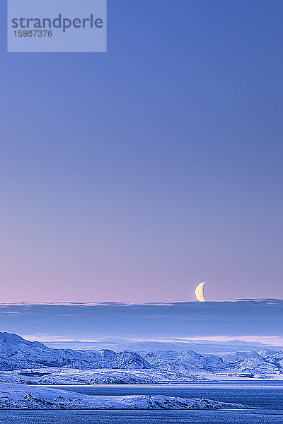 Morgenstimmung mit Mond im Winter  Lebesby  Lakse Fjord  Norwegen