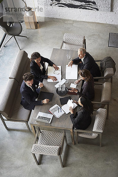 Hoher Blickwinkel auf Kunden und Anwälte bei der Planung von Besprechungen im Büro