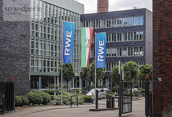 Fahnen vor der RWE Hauptverwaltung  neuer Campus in Altenessen  Essen  Ruhrgebiet  Nordrhein-Westfalen  Deutschland  Europa