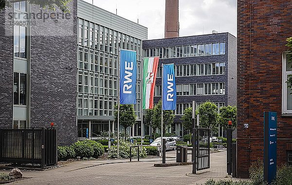 Fahnen vor der RWE Hauptverwaltung  neuer Campus in Altenessen  Essen  Ruhrgebiet  Nordrhein-Westfalen  Deutschland  Europa