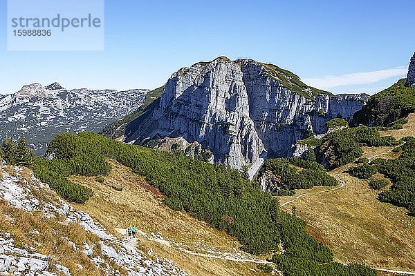 Wanderer am Weg vom Loser zum Greimuth  Loser Plateau  Totes Gebirge  Altaussee  Aussseland  Salzkammergut  Steiermark  Österreich  Europa