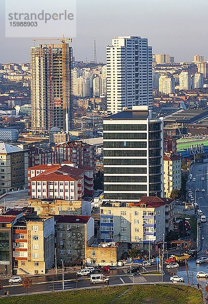 Stadtansicht mit alten Wohnhäusern und neuen Hochhäusern  Istanbul  Türkei  Asien