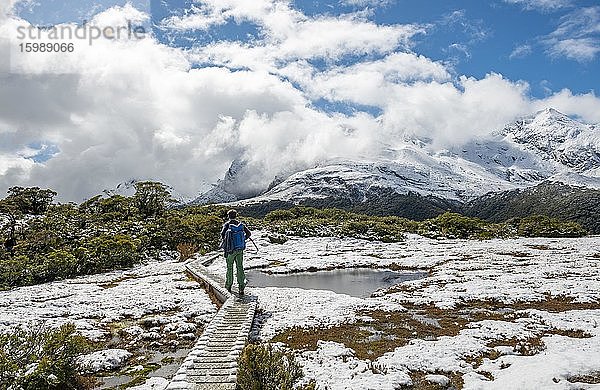 Wanderer am Nature Trail  Key Summit  Ausblick auf schneebedeckte Berge  Routeburn Track  Fiordland Nationalpark  Te Anau  Southland  Südinsel  Neuseeland  Ozeanien