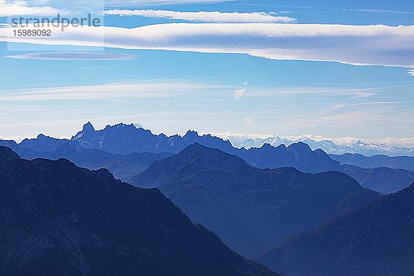 Bergsilhouette  Blick vom Loser zum Gosaukamm und Dachsteinmassiv  Altaussee  Salzkammergut  Steiermarkt  Österreich  Europa