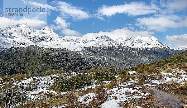 Ausblick auf schneebedeckte Berge  Key Summit  Routeburn Track  Fiordland Nationalpark  Te Anau  Southland  Südinsel  Neuseeland  Ozeanien