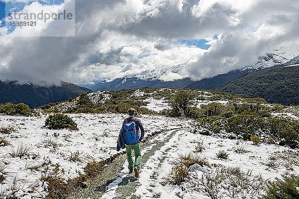 Wanderer auf Wanderweg zum Key Summit  Routeburn Track  Fiordland Nationalpark  Te Anau  Southland  Südinsel  Neuseeland  Ozeanien