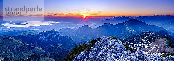 Panoramaaufnahme  Alpenpanorama bei Sonnenaufgang vom Chiemsee über die Chiemgauer Alpen zu den Berchtesgadener Alpen  Kampenwand  Aschau im Chiemgau  Oberbayern  Bayern  Deutschland  Europa