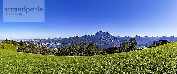 Panoramablick vom Gmundnerberg nach Gmunden  Traunsee und Traunstein  Salzkammergut  Oberösterreich  Österreich  Europa