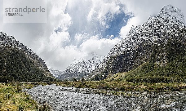 Tal mit schneebedeckten Bergen  Fluss Hollyford River  Fiordland Nationalpark  Te Anau  Southland  Südinsel  Neuseeland  Ozeanien