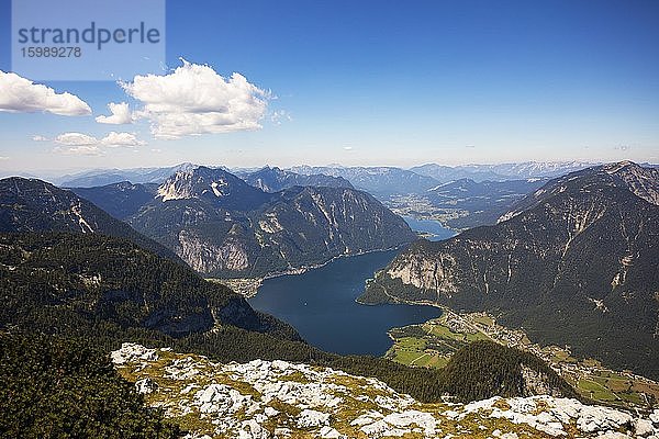 Blick vom Krippenstein zum Hallstättersee Obertraun und Hallstatt  Salzkammergut  Oberösterreich  Österreich  Europa