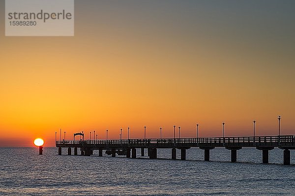 Seebrücke Ahlbeck  Sonnenaufgang  Seebad Ahlbeck  Usedom  Mecklenburg-Vorpommern  Deutschland  Europa