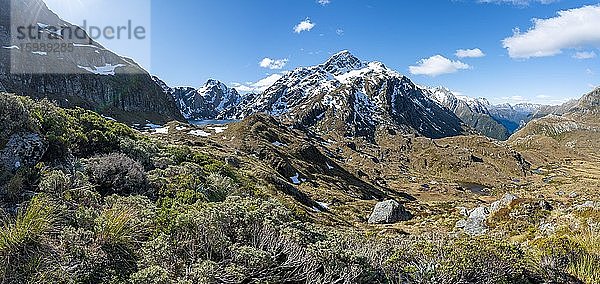 Ausblick in das Route Burn Tal mit Bach  Conical Hill  Mount Xenicus  Routeburn Track  Mount Aspiring National Park  Westland District  Westküste  Südinsel  Neuseelandl