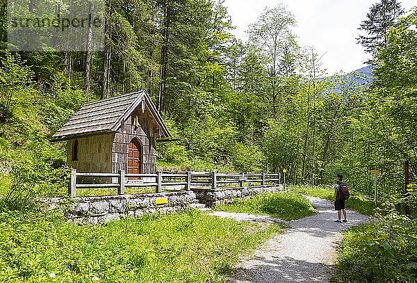 Koppental Wanderweg von Obertraun nach Bad Aussee  Fluß Koppentraun  Kapelle zur Erinnerung an den Bahnbau  Salzkammergut  Oberösterreich  Österreich  Europa