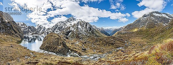 Blick in das Route Burn Tal  Fluss Route Burn fliest aus dem See Lake Harris  Conical Hill  Routeburn Track  Mount Aspiring National Park  Westland District  Westküste  Südinsel  Neuseeland  Ozeanien