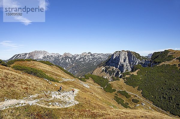 Wanderer am Weg vom Loser zum Greimuth  Loser Plateau  Totes Gebirge  Altaussee  Aussseland  Salzkammergut  Steiermark  Österreich  Europa