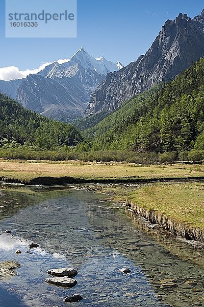 Heiliger Berg Mount Jampelyang  5958 m  Luorong Grasland  Luorong Pasture  Yading National Park  Daocheng County  Sichuan  Osttibet  Tibet  China  Asien