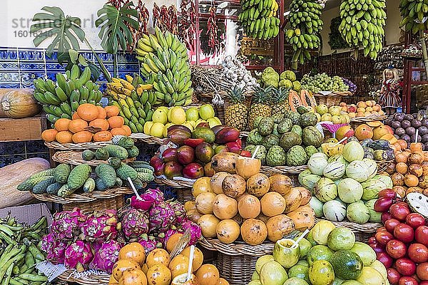 Exotische Früchte  Obst- und Gemüsemarkt  Markthalle  Mercado dos Lavradores  Funchal  Insel Madeira  Portugal  Europa